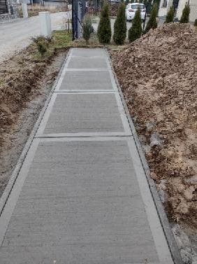 Obejście domu — chodnik betonowy antypoślizgowy