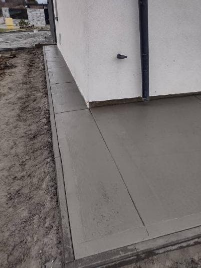 Chodnik szczotkowany przy budynku mieszkalnym