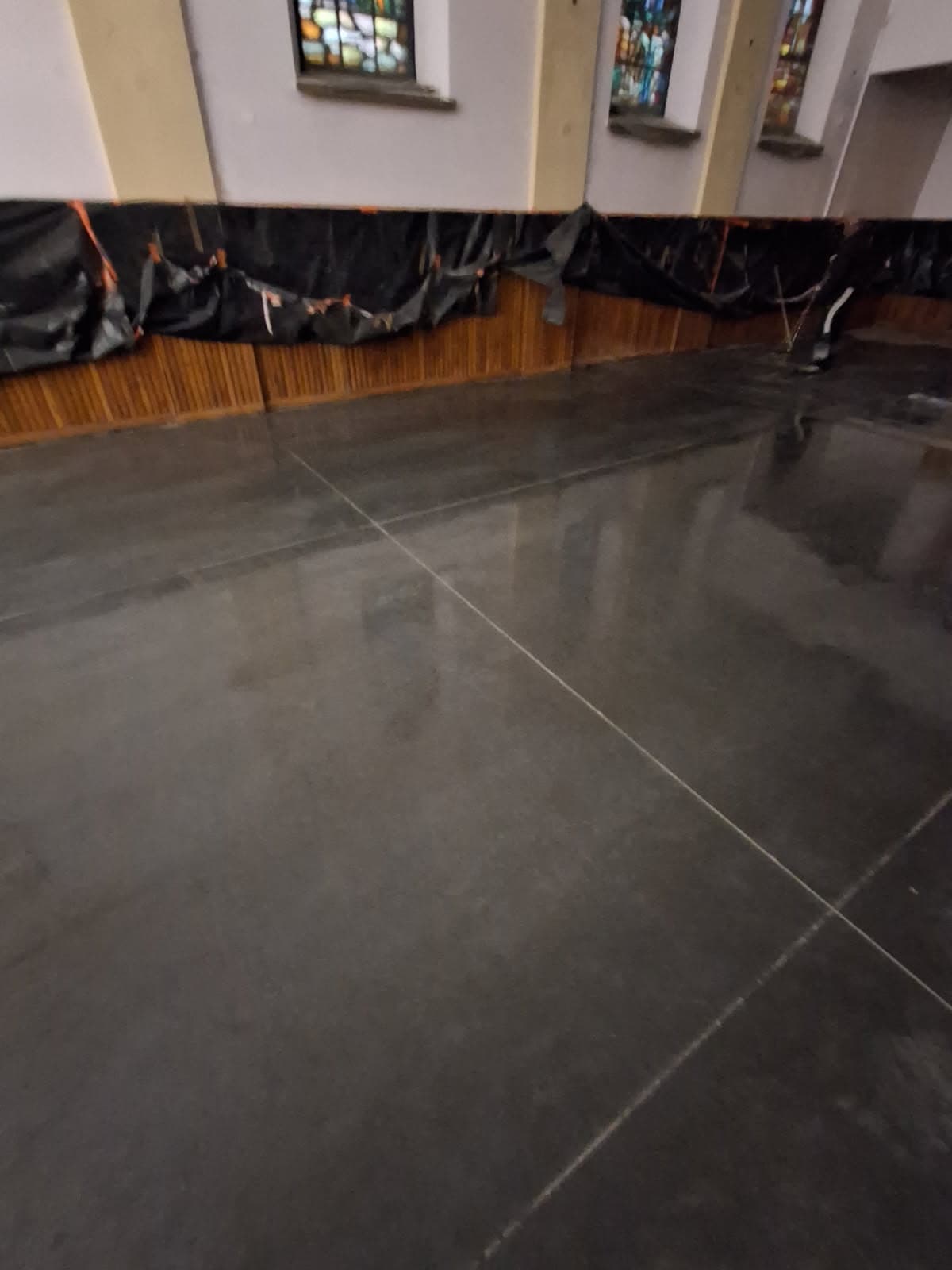 Posadzka betonowa zacierana — obiekt użyteczności publicznej