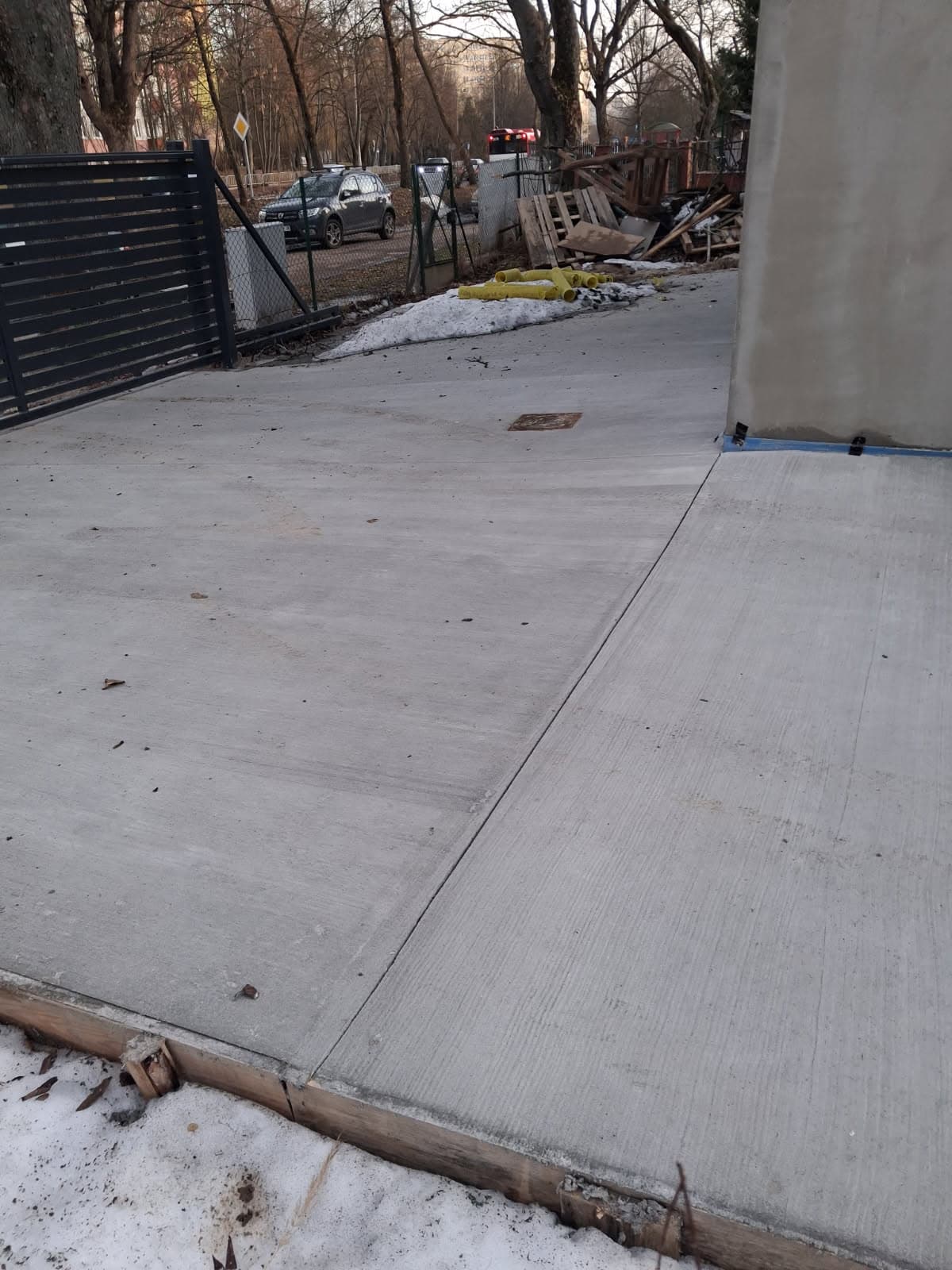 Podjazd betonowy gładki do domu jednorodzinnego