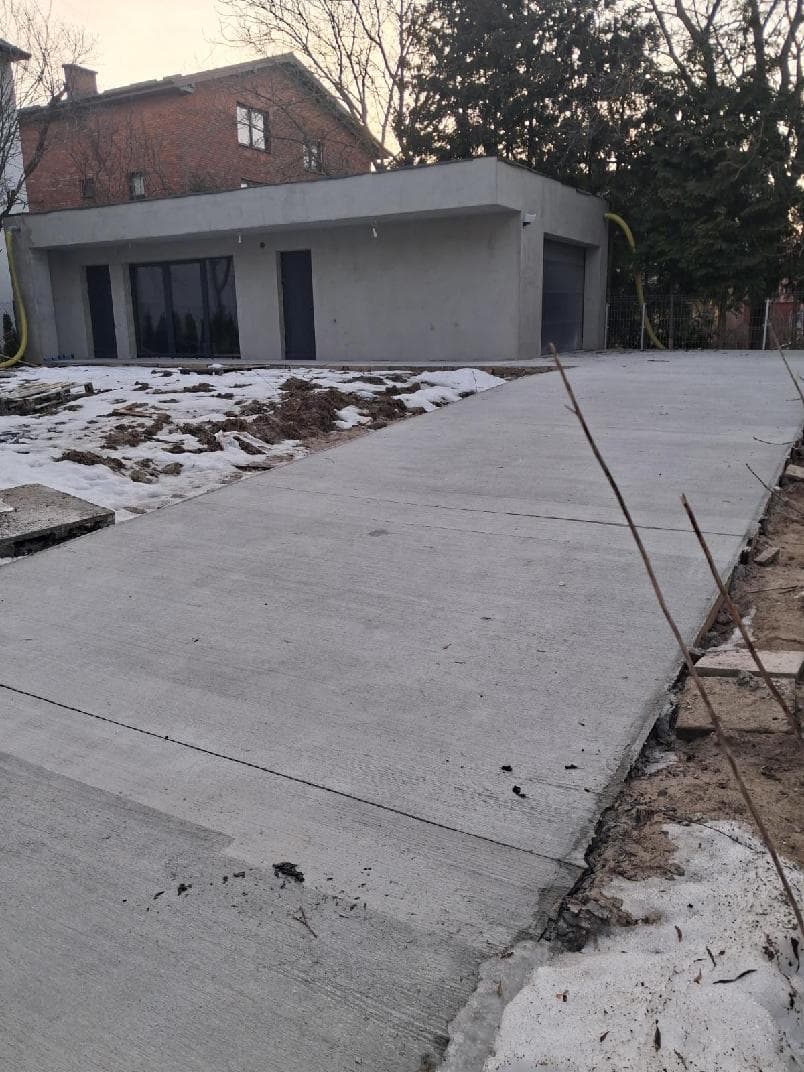 Wjazd betonowy na posesję — okolice Kraśnika