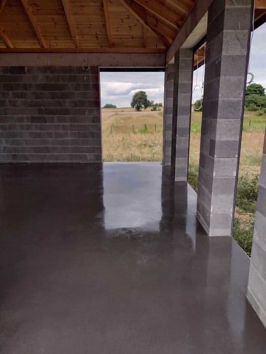 Gotowa posadzka przemysłowa z efektem lustrzanym w garażu