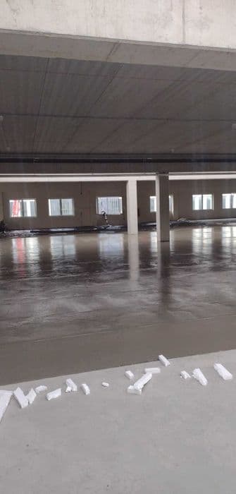 Posadzka przemysłowa betonowa w dużym obiekcie handlowym