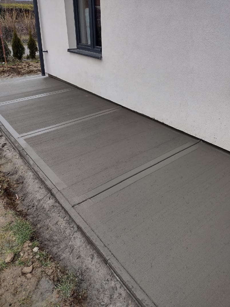 Chodnik betonowy szczotkowany z fugami — widok od strony ogrodu