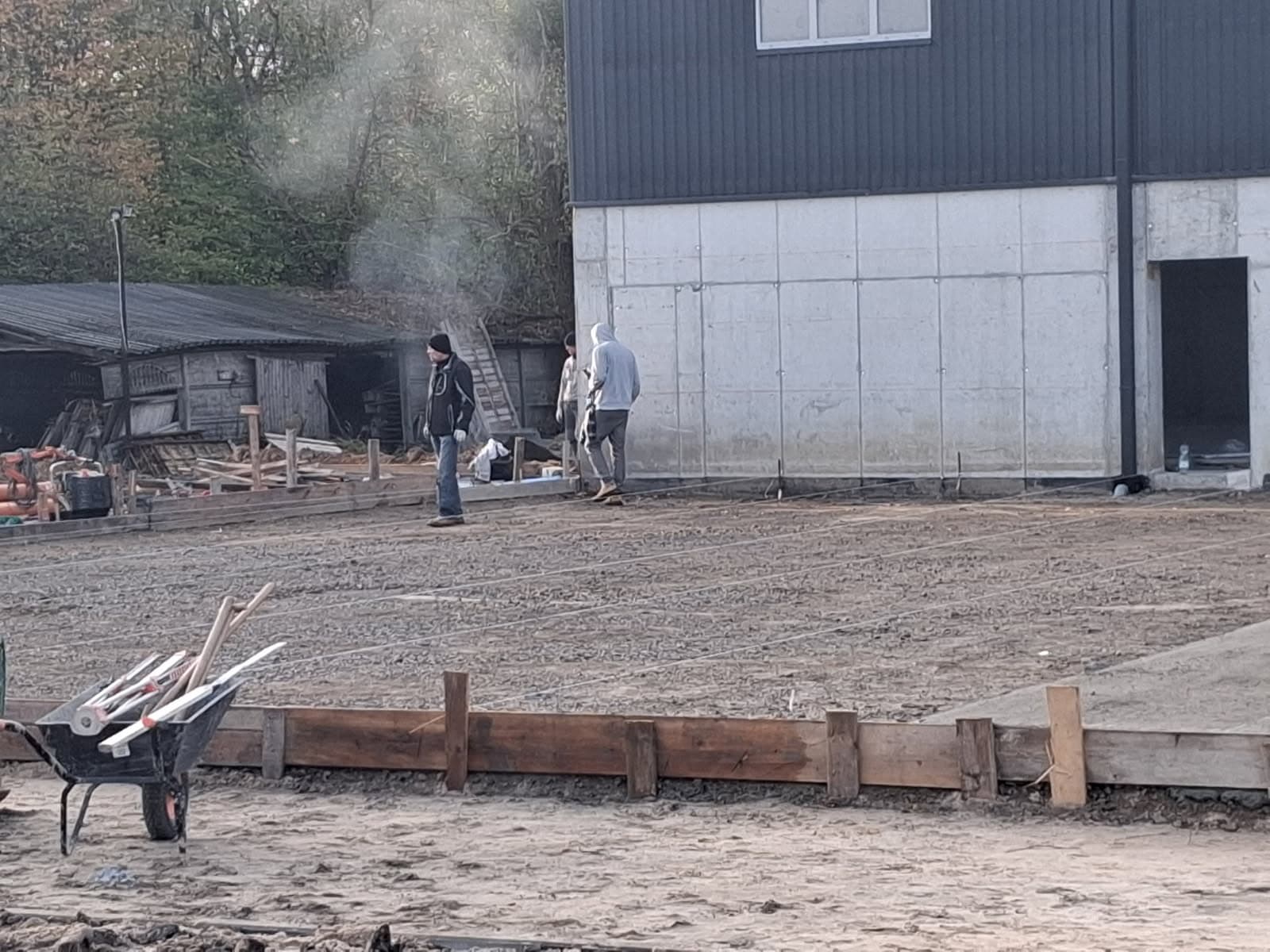 Chodnik betonowy szczotkowany wzdłuż elewacji domu — kolejna realizacja