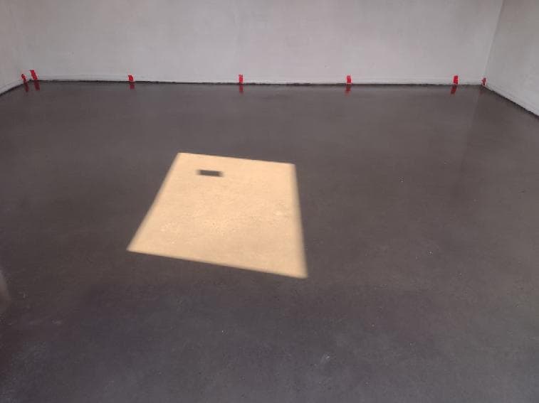 Gładka posadzka betonowa w garażu — zacierana mechanicznie