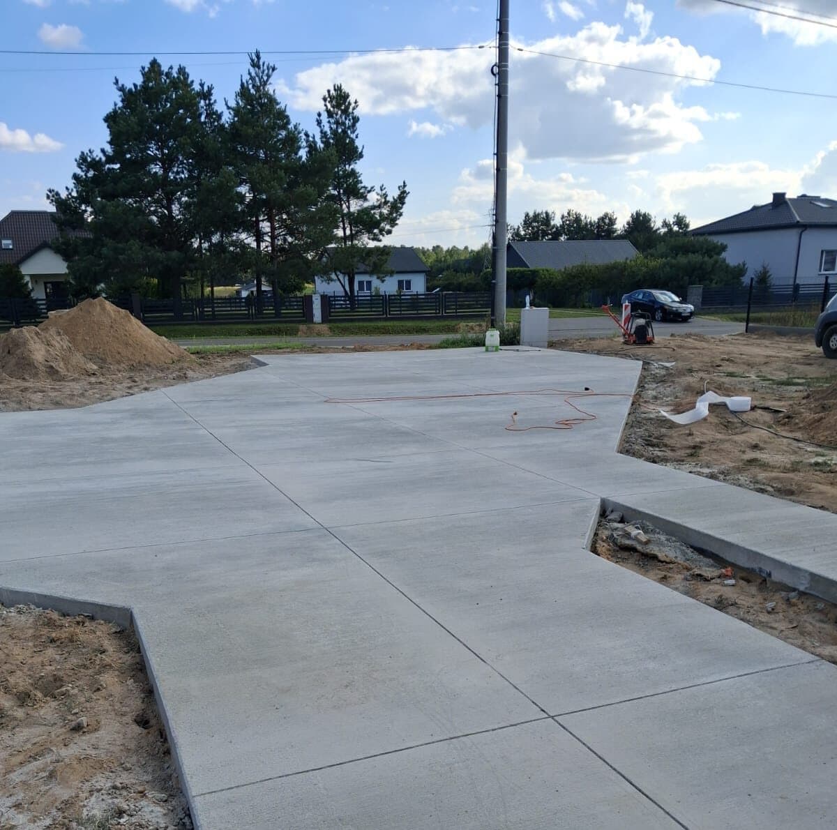Podjazd i plac betonowy przed domem — świeżo wylana posadzka z dylatacjami, woj. lubelskie