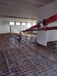 Wylewka betonowa podawana pompą na zbrojenie — hala